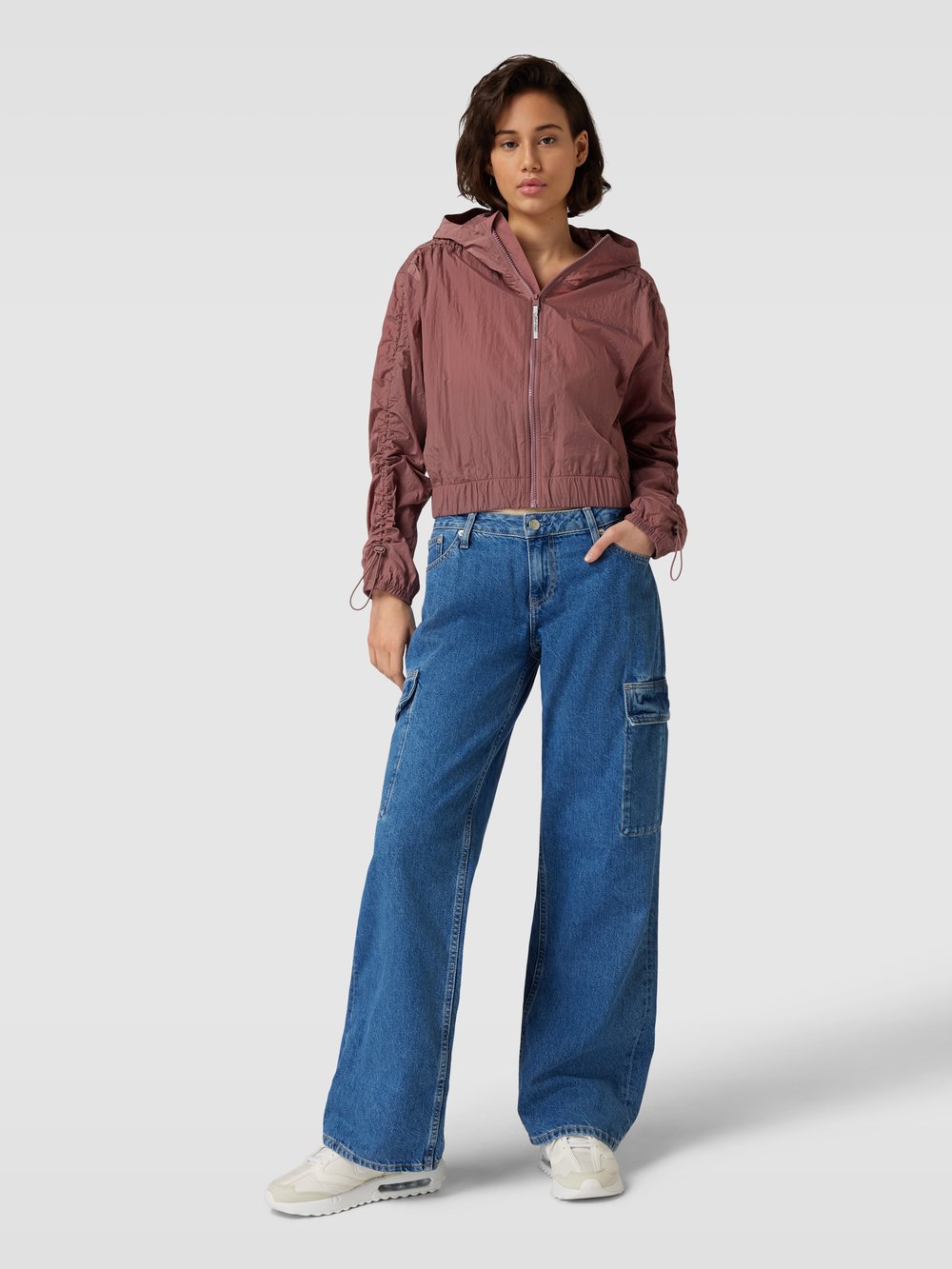 Джинсы свободного кроя с очень низкой посадкой и карманами-карго Calvin Klein Jeans
Джинсы свободного кроя с очень низкой посадкой и карманами-карго Calvin Klein Jeans