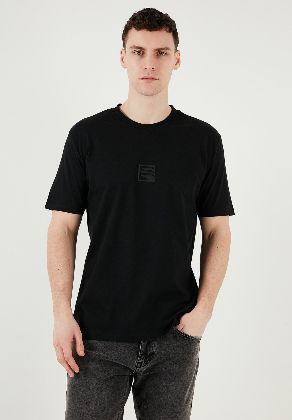 Базовая футболка Buratti, черный
Базовая футболка Buratti, черный