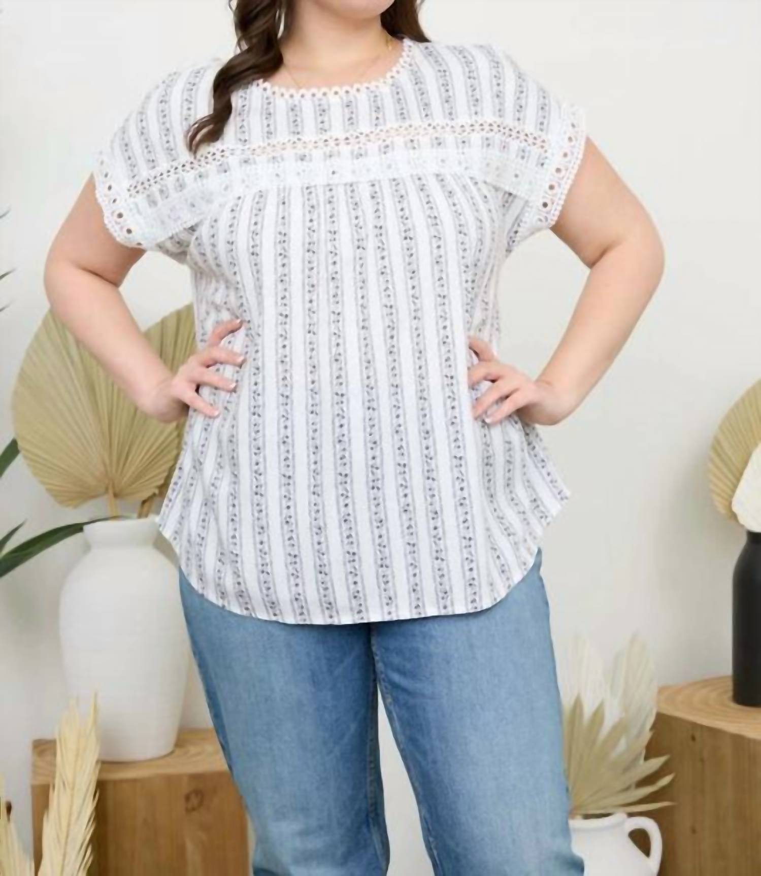 Топ Plus с цветочными рукавами в белом цвете Blu Pepper
Топ Plus с цветочными рукавами в белом цвете Blu Pepper