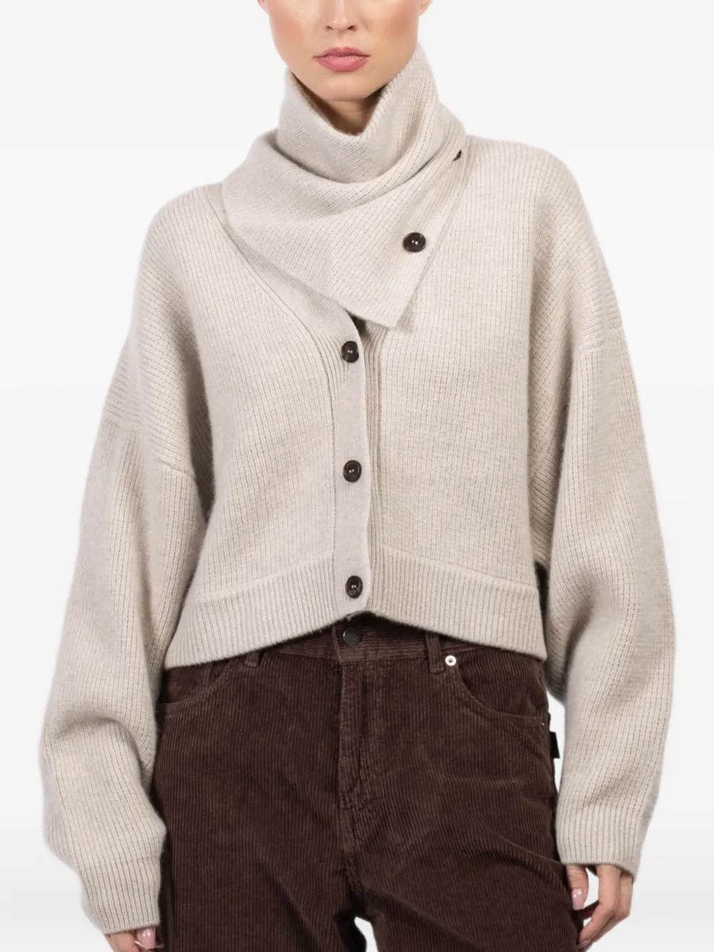 Кардиган с V-образным вырезом и съемным шарфом Le Kasha, нейтральный
Кардиган с V-образным вырезом и съемным шарфом Le Kasha, нейтральный