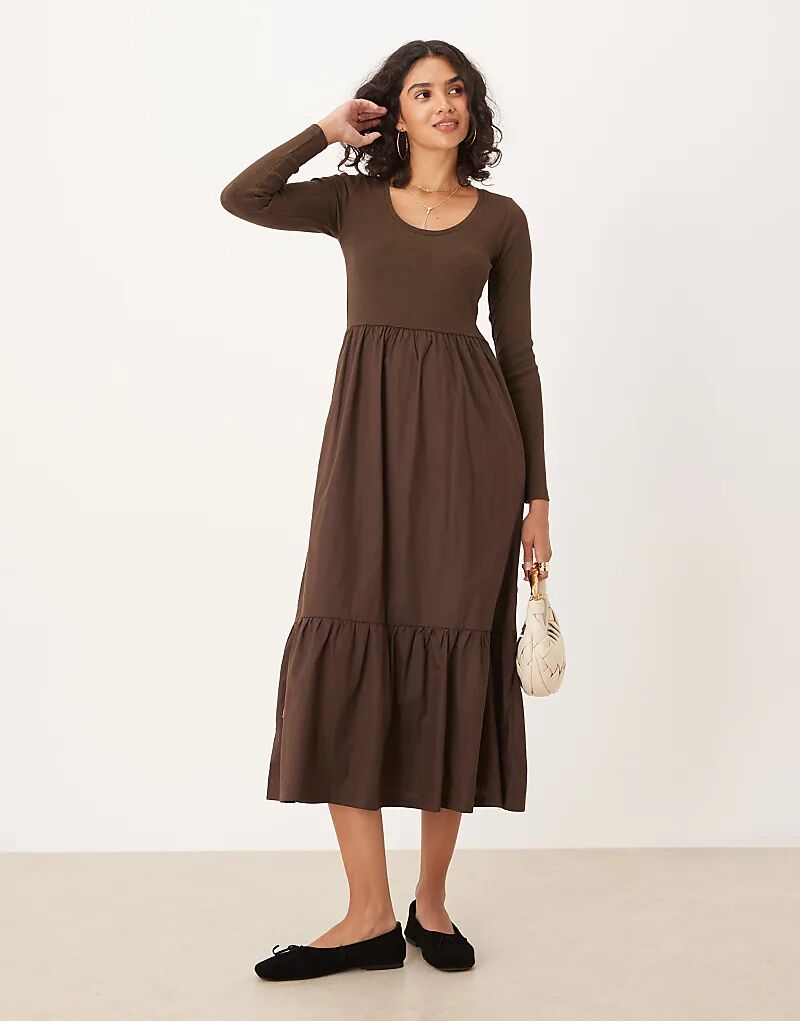 Потертое платье миди с длинными рукавами, круглым вырезом и юбкой из поплина коричневого цвета
Потертое платье миди с длинными рукавами, круглым вырезом и юбкой из поплина коричневого цвета
