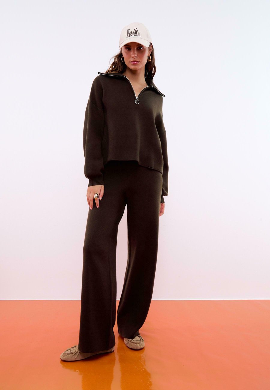 Брюки Stradivarius Trousers, Dark Brown
Брюки Stradivarius Trousers, Dark Brown