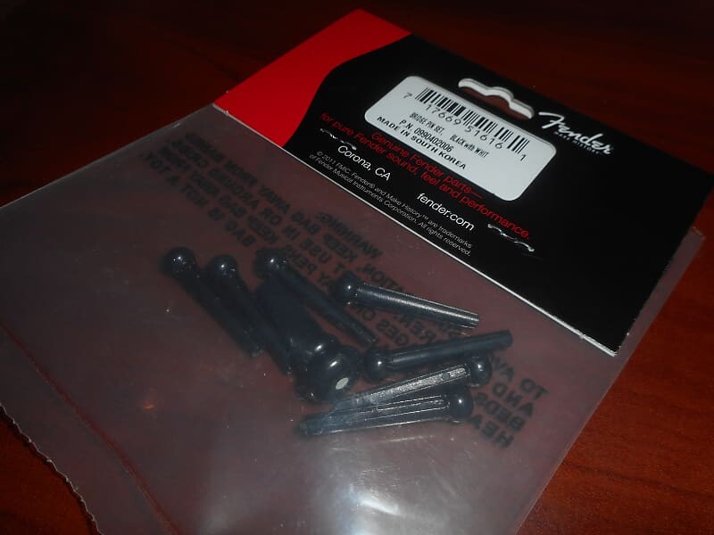 Набор оригинальных штифтов для моста Fender — черный с белой точкой, #099-0402-006
Набор оригинальных штифтов для моста Fender — черный с белой точкой, #099-0402-006