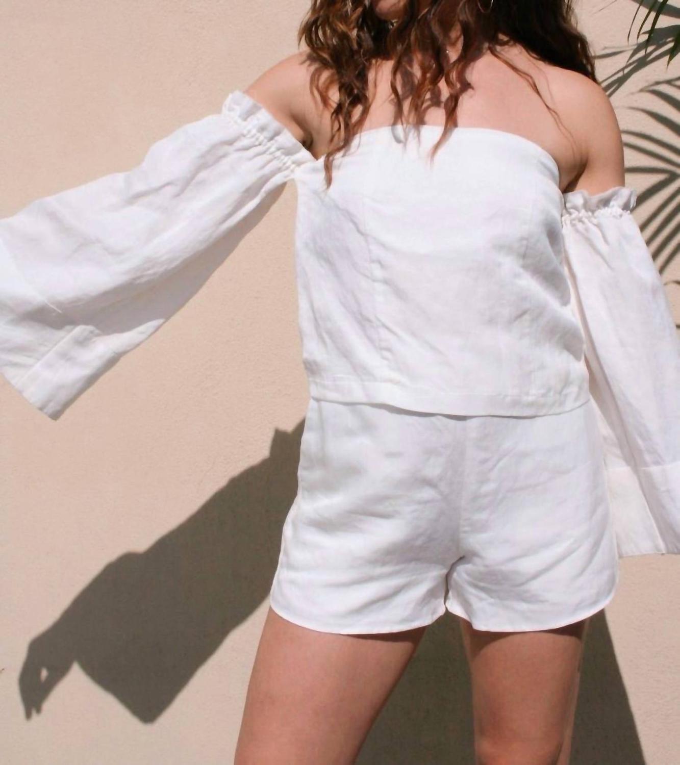 Льняной топ с рукавами-колокольчиками в жемчужно-белом цвете SIR.
Льняной топ с рукавами-колокольчиками в жемчужно-белом цвете SIR.