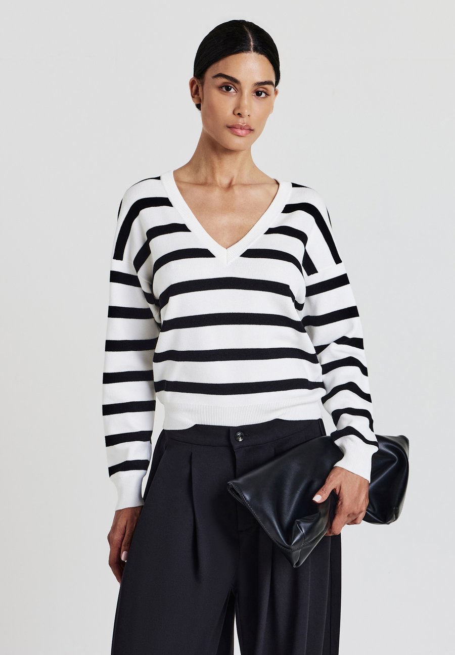 Джемпер Calliope CON SCOLLO A V A RIGHE, Var Bianco Lana/White
Джемпер Calliope CON SCOLLO A V A RIGHE, Var Bianco Lana/White