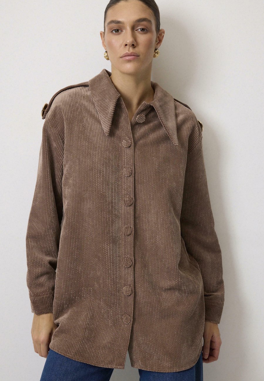 Блуза Touché Privé EPAULETTE DETAILED, Mink/Sand
Блуза Touché Privé EPAULETTE DETAILED, Mink/Sand