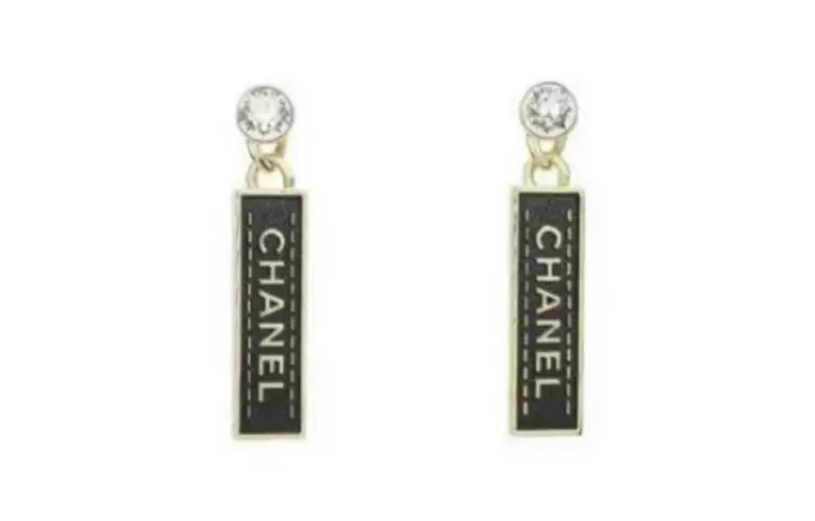 CHANEL Серьги металлические женские черные с золотом
CHANEL Серьги металлические женские черные с золотом