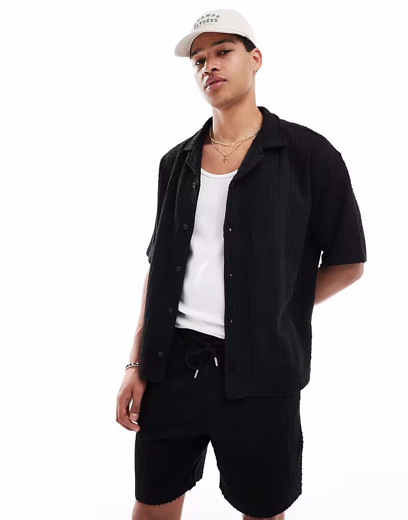 Футболка Pull&Bear с фактурной полоской черного цвета
Футболка Pull&Bear с фактурной полоской черного цвета