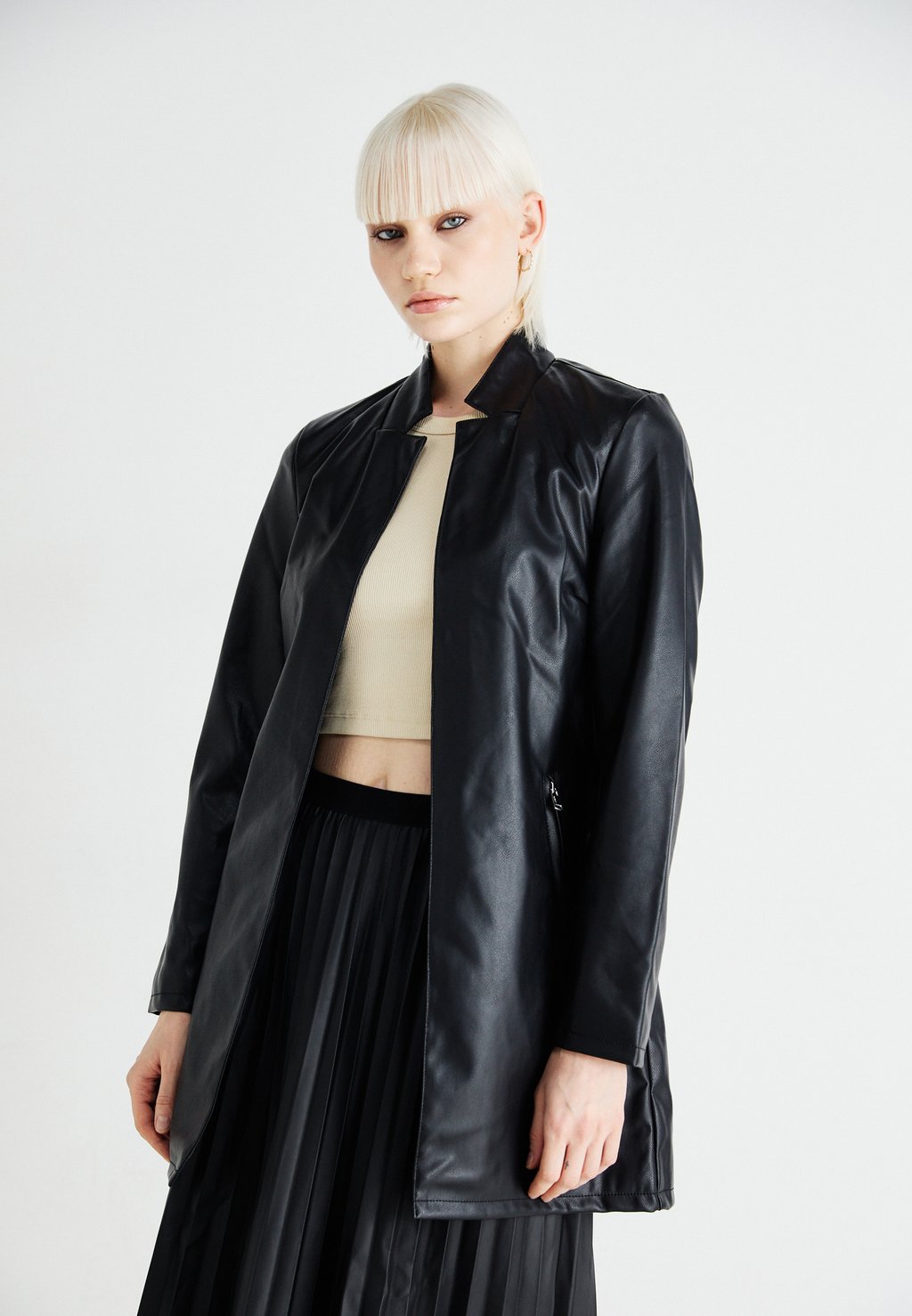 Короткое пальто ONLHEIDI SOHO COATIGAN ONLY, черный
Короткое пальто ONLHEIDI SOHO COATIGAN ONLY, черный