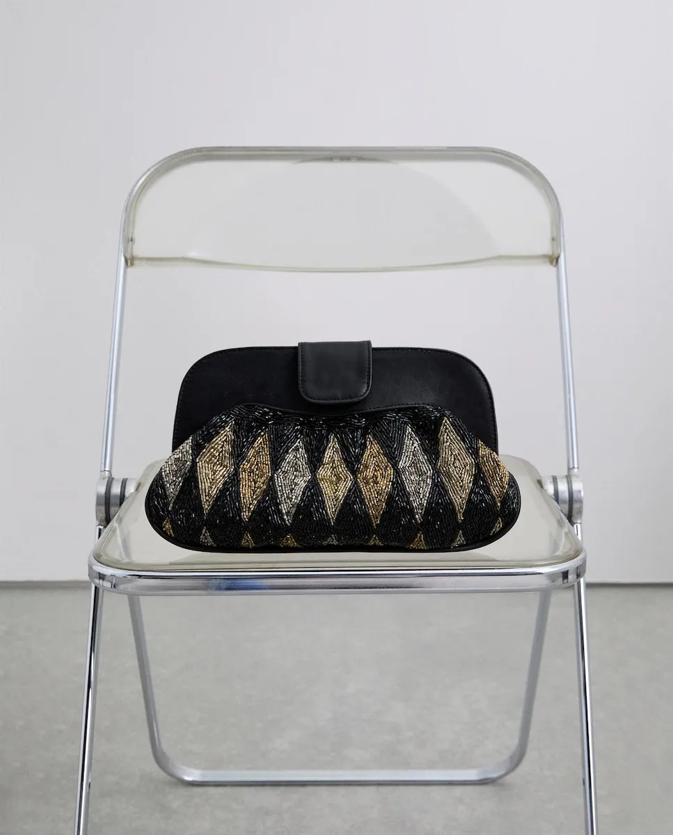 Женская сумка с бусинами и металлическим ремешком Scalpers, черный
Женская сумка с бусинами и металлическим ремешком Scalpers, черный