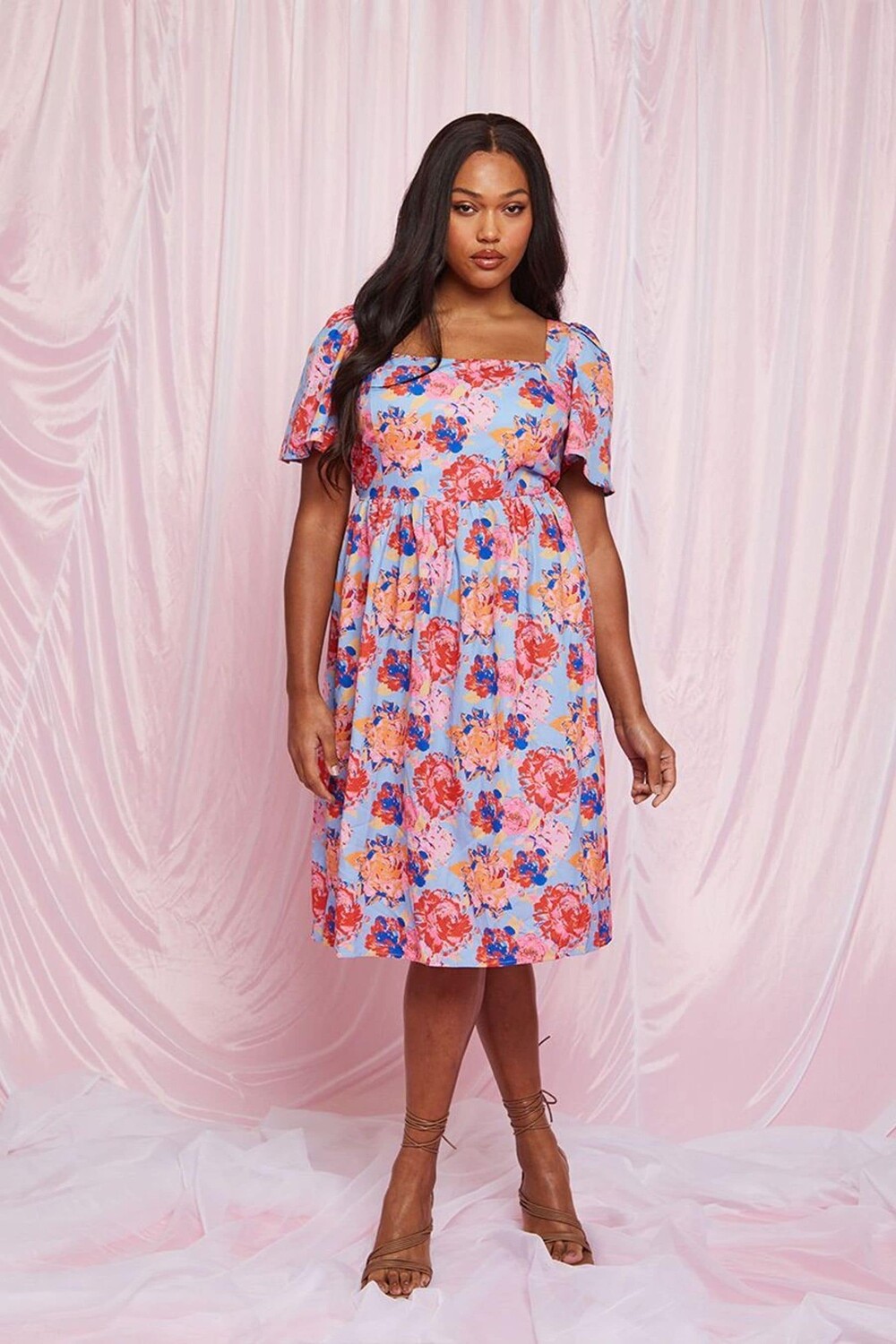 Платье миди с цветочным узором и квадратным вырезом Chi Chi London, синий
Платье миди с цветочным узором и квадратным вырезом Chi Chi London, синий