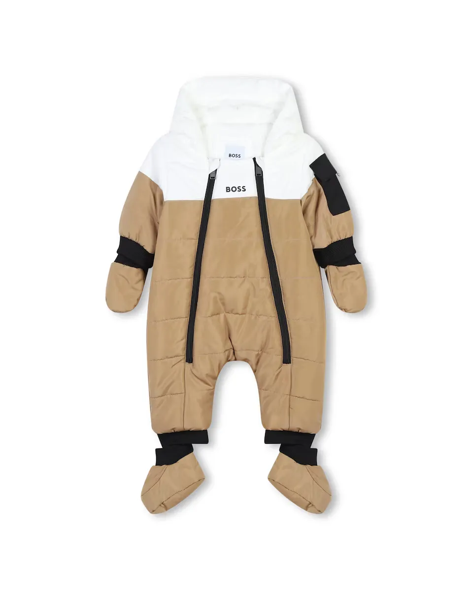 Двухцветный комбинезон для мальчика с варежками и пинетками BOSS Kidswear, светло-коричневый
Двухцветный комбинезон для мальчика с варежками и пинетками BOSS Kidswear, светло-коричневый