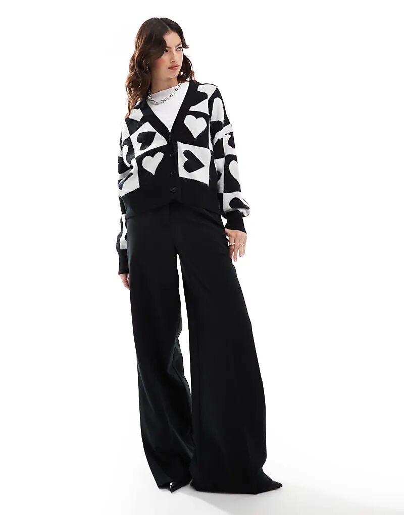 Вязаный кардиган с сердечками в черно-белом цвете French Connection
Вязаный кардиган с сердечками в черно-белом цвете French Connection