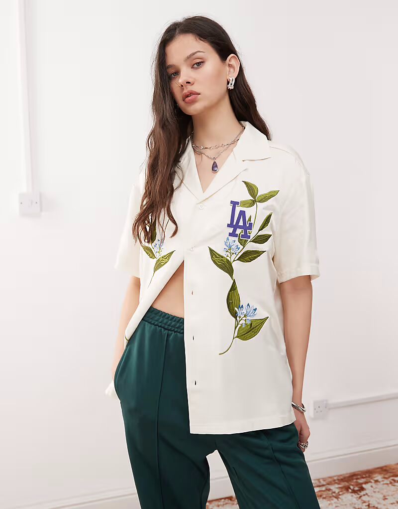 New Era - LA Dodgers - рубашка с цветочной вышивкой и лацканами белого цвета
New Era - LA Dodgers - рубашка с цветочной вышивкой и лацканами белого цвета