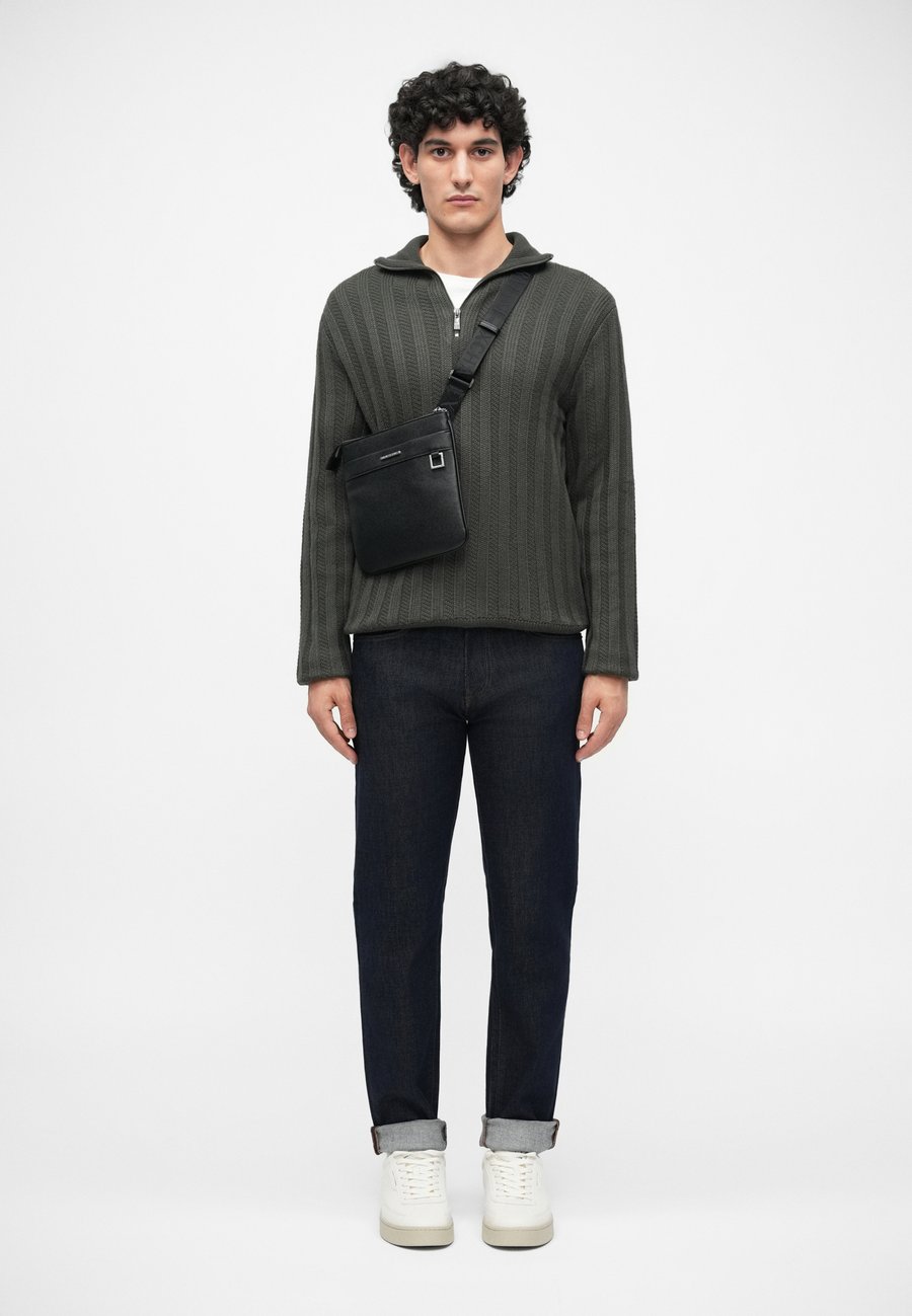 Сумка кросс-боди Armani Exchange MESSENGER BAG UNISEX, Black
Сумка кросс-боди Armani Exchange MESSENGER BAG UNISEX, Black