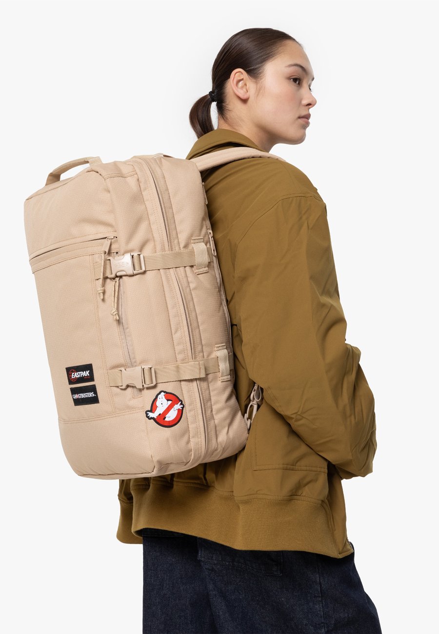 Рюкзак Eastpak TRAVELPACK, Gb Suit/Beige
Рюкзак Eastpak TRAVELPACK, Gb Suit/Beige