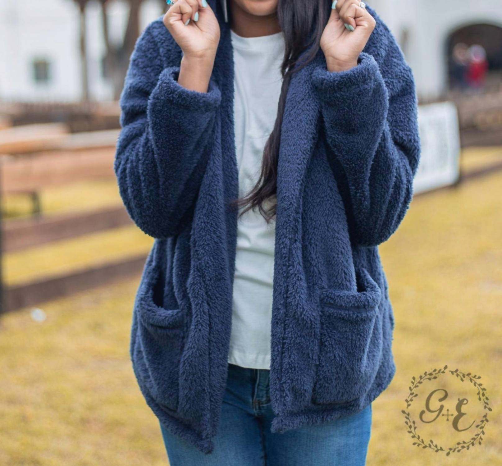 Oh So Soft Куртка из шерпы с капюшоном и карманами в темно-синем цвете Southern Grace
Oh So Soft Куртка из шерпы с капюшоном и карманами в темно-синем цвете Southern Grace