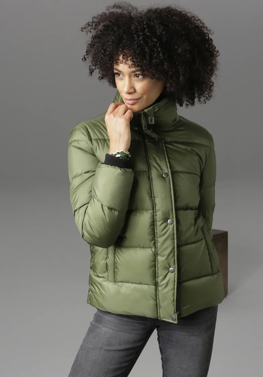 Стеганая куртка Aniston CASUAL в модном двухцветном дизайне, зеленый
Стеганая куртка Aniston CASUAL в модном двухцветном дизайне, зеленый