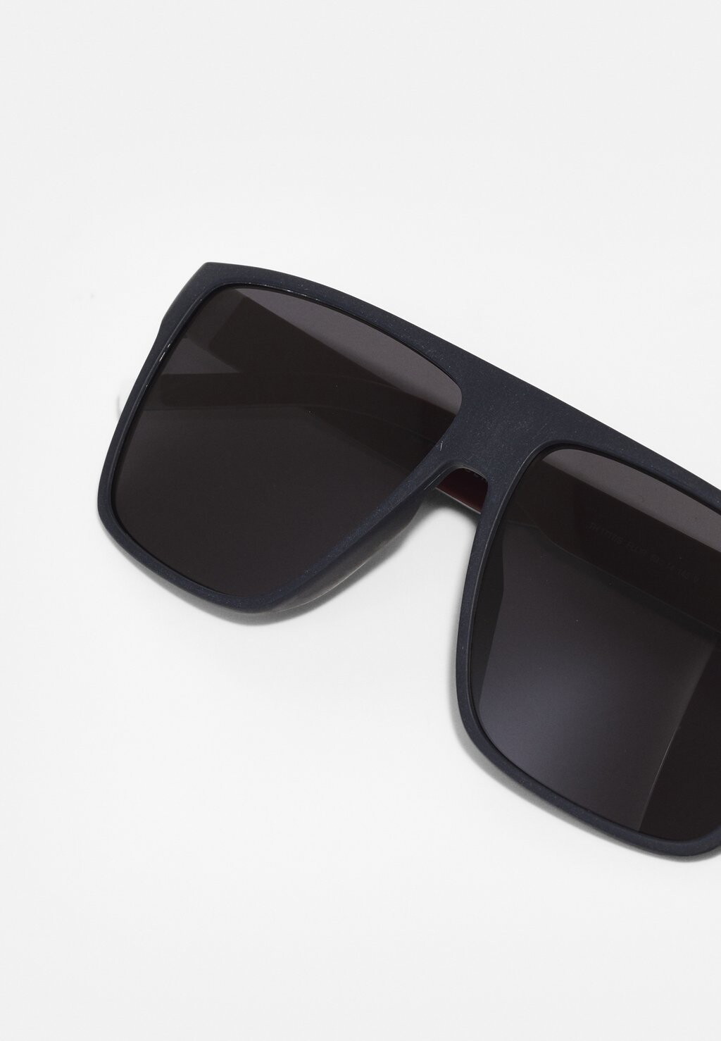 Солнцезащитные очки Tommy Hilfiger, матовые синие
Солнцезащитные очки Tommy Hilfiger, матовые синие