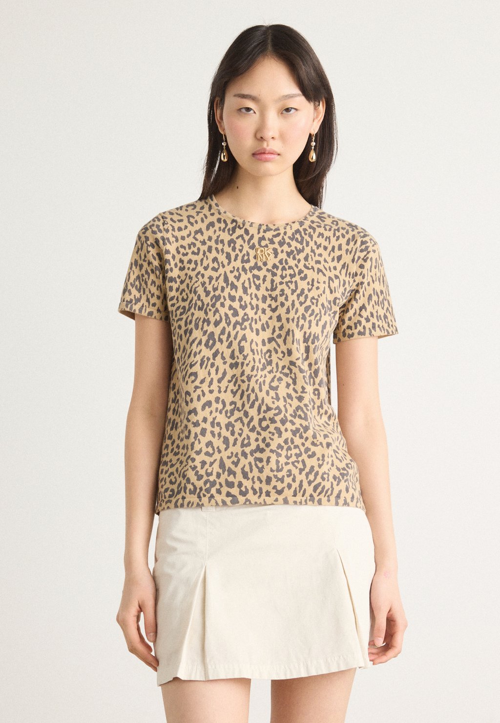 Футболка с принтом CHEETAH SHORT SLEEVE TEE LOGO BAR DKNY, мультиколор
Футболка с принтом CHEETAH SHORT SLEEVE TEE LOGO BAR DKNY, мультиколор