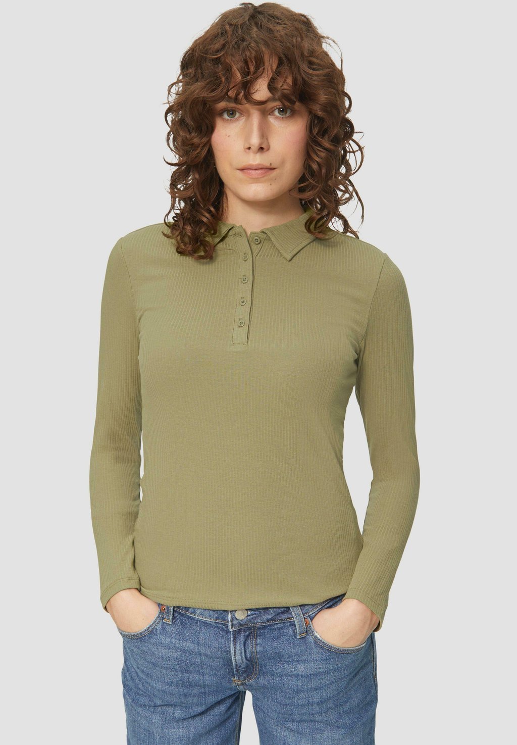 Топ с длинными рукавами SCHMAL GESCHNITTENES MIT KRAGEN - Polo shirt QS, темно-зеленый
Топ с длинными рукавами SCHMAL GESCHNITTENES MIT KRAGEN - Polo shirt QS, темно-зеленый