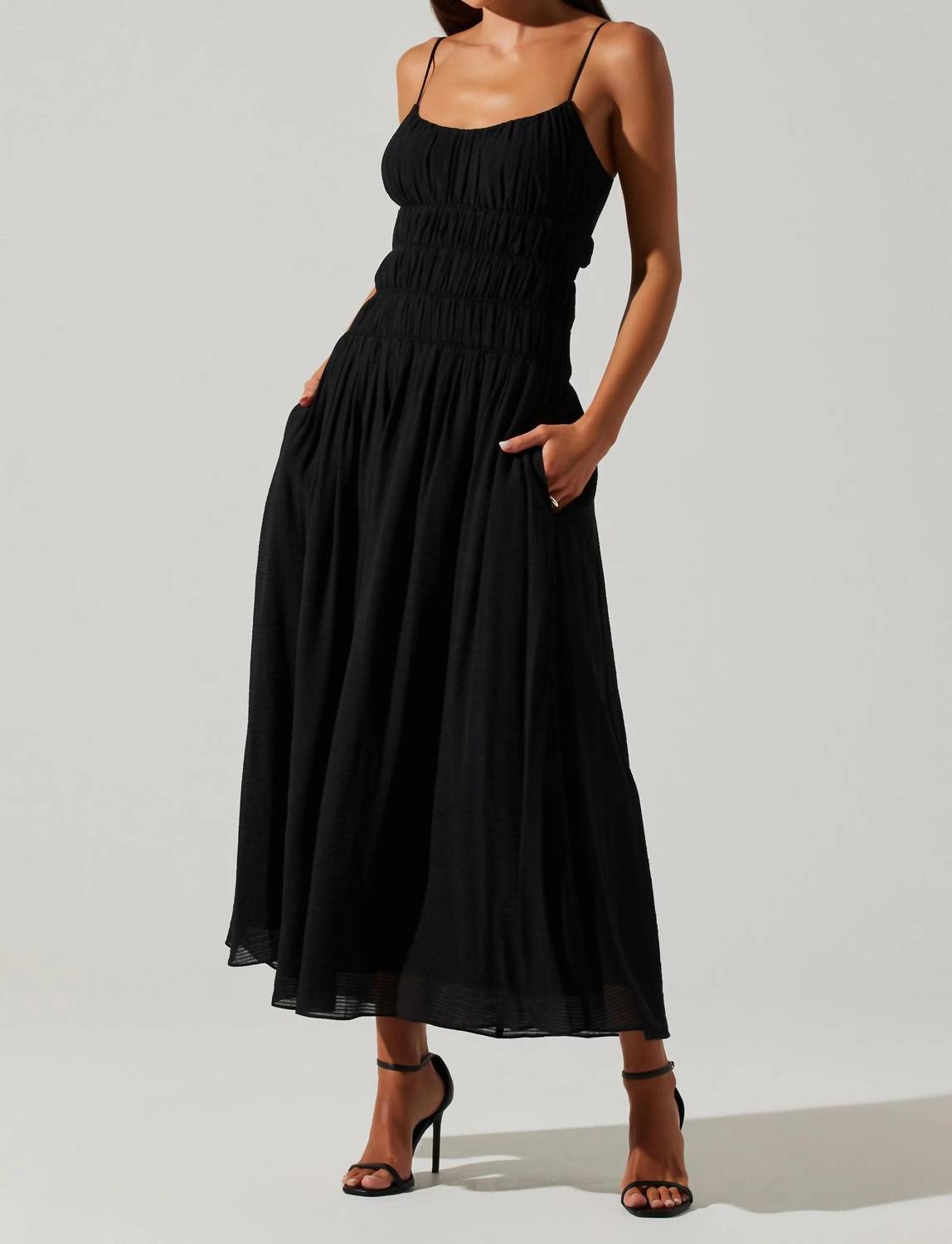 Андрина плиссированное миди-платье в черном цвете ASTR
Андрина плиссированное миди-платье в черном цвете ASTR