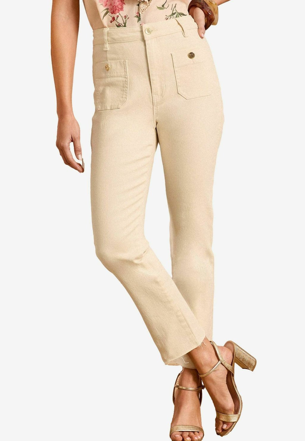 Джинсы прямого кроя CROP WITH PATCH POCKET . Love & Roses, бежевый
Джинсы прямого кроя CROP WITH PATCH POCKET . Love & Roses, бежевый