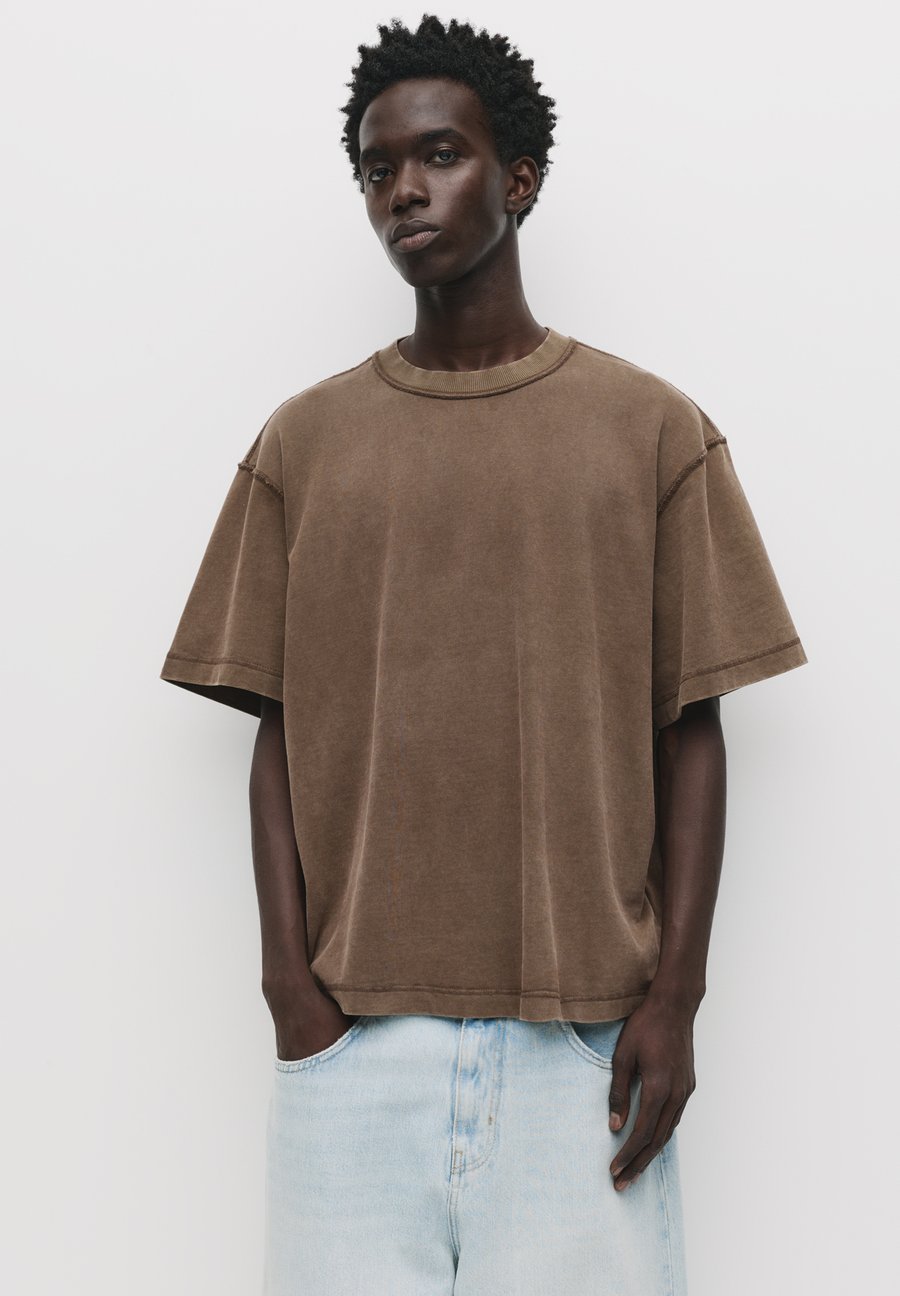 Футболка PULL&BEAR BOXY FIT , Dark Brown
Футболка PULL&BEAR BOXY FIT , Dark Brown