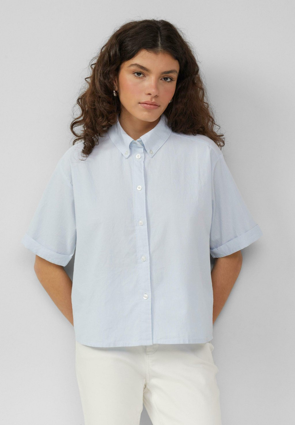 Блузка на пуговицах MIT FEINEN STREIFEN QS, светло-голубой
Блузка на пуговицах MIT FEINEN STREIFEN QS, светло-голубой
