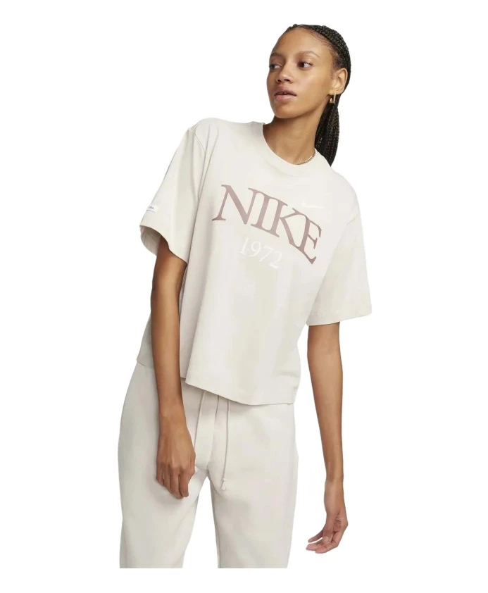 Классическая спортивная футболка Nike, бежевый
Классическая спортивная футболка Nike, бежевый