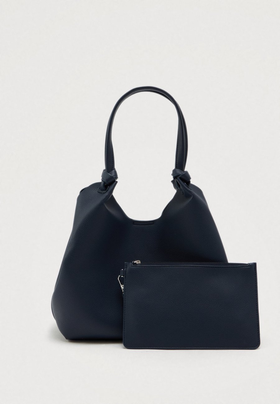 Сумка DKNY PAULA COMMUTER MEDIUM, Midnight/Dark Blue
Сумка DKNY PAULA COMMUTER MEDIUM, Midnight/Dark Blue