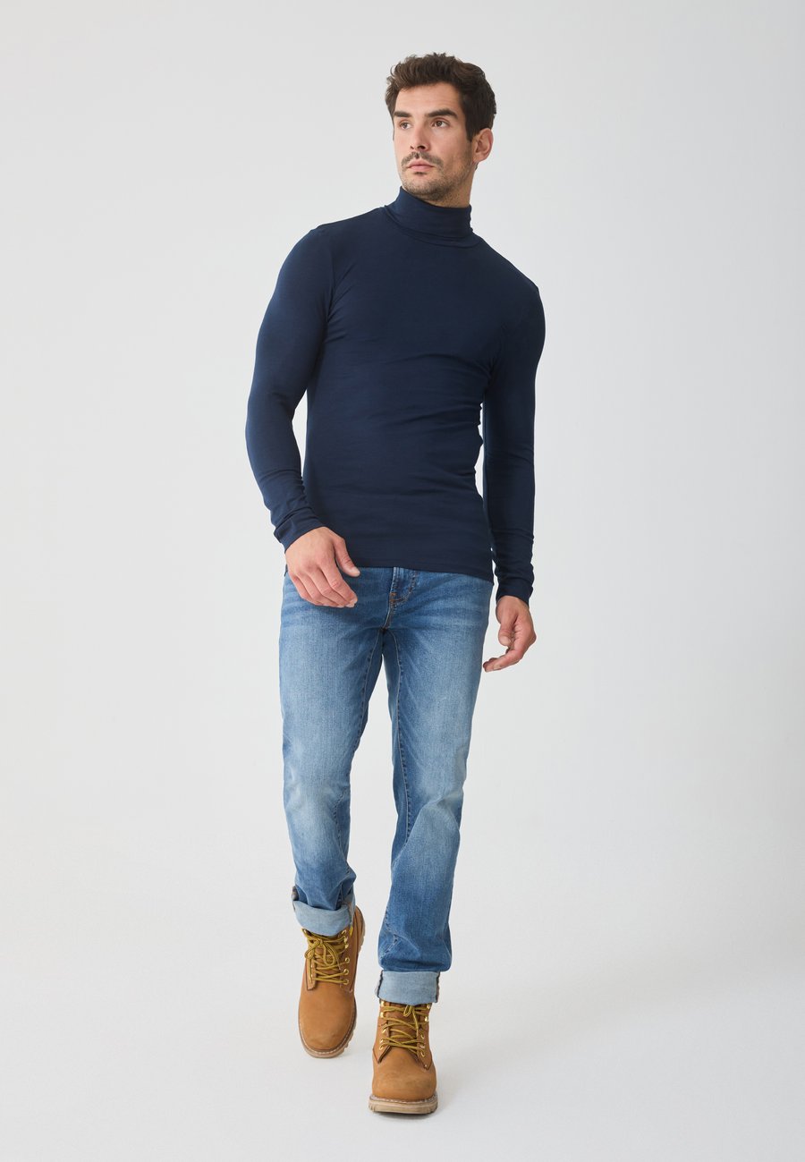 Топ Pier One LONG SLEEVED ROLL NECK TOP 2 PACK, 2X Sky Captain 19-3922 Tcx/Dark Blue
Топ Pier One LONG SLEEVED ROLL NECK TOP 2 PACK, 2X Sky Captain 19-3922 Tcx/Dark Blue