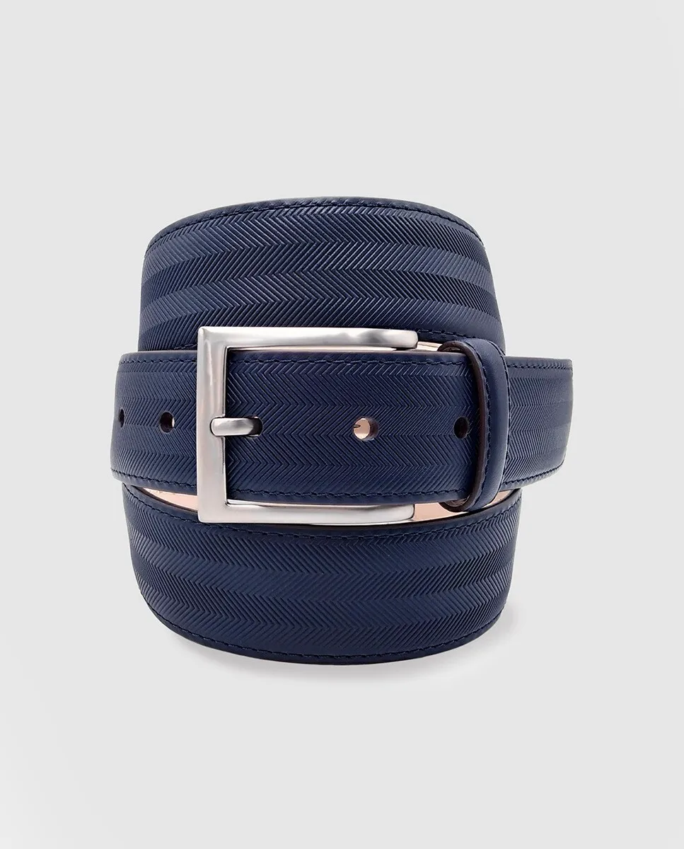 Темно-синий кожаный ремень с гравировкой «елочка» Leyva, темно-синий
Темно-синий кожаный ремень с гравировкой «елочка» Leyva, темно-синий