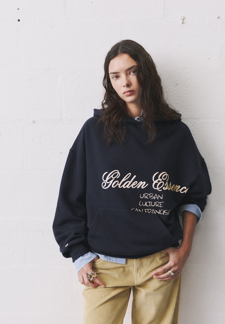 Худи PULL&BEAR GOLDEN ESSENCE, Dark Blue
Худи PULL&BEAR GOLDEN ESSENCE, Dark Blue