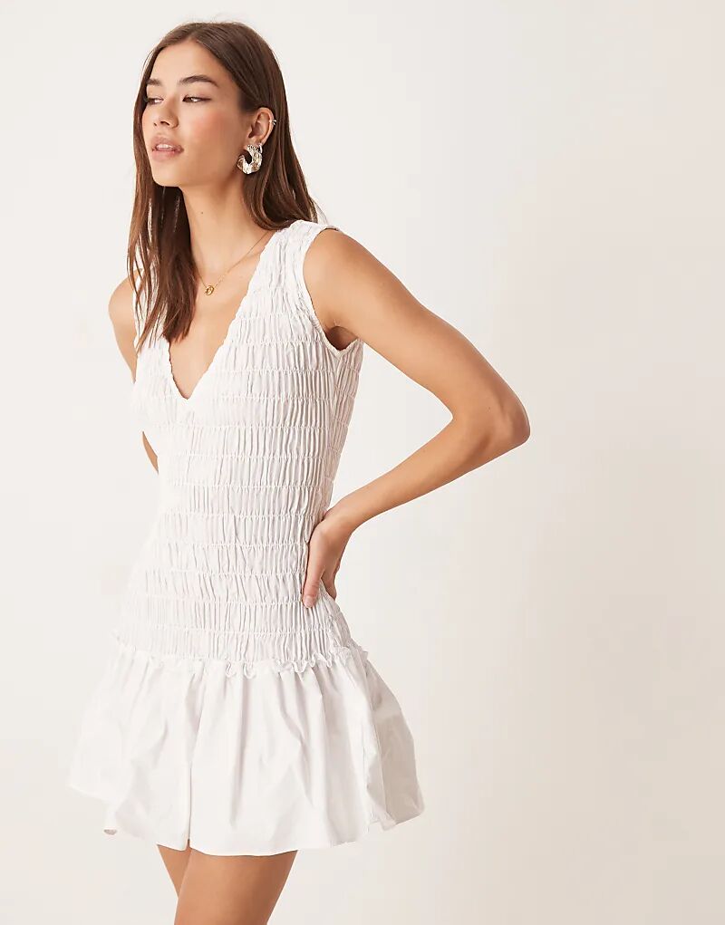 Гламурные мини-платья с V-образным вырезом и сборками белого цвета
Гламурные мини-платья с V-образным вырезом и сборками белого цвета