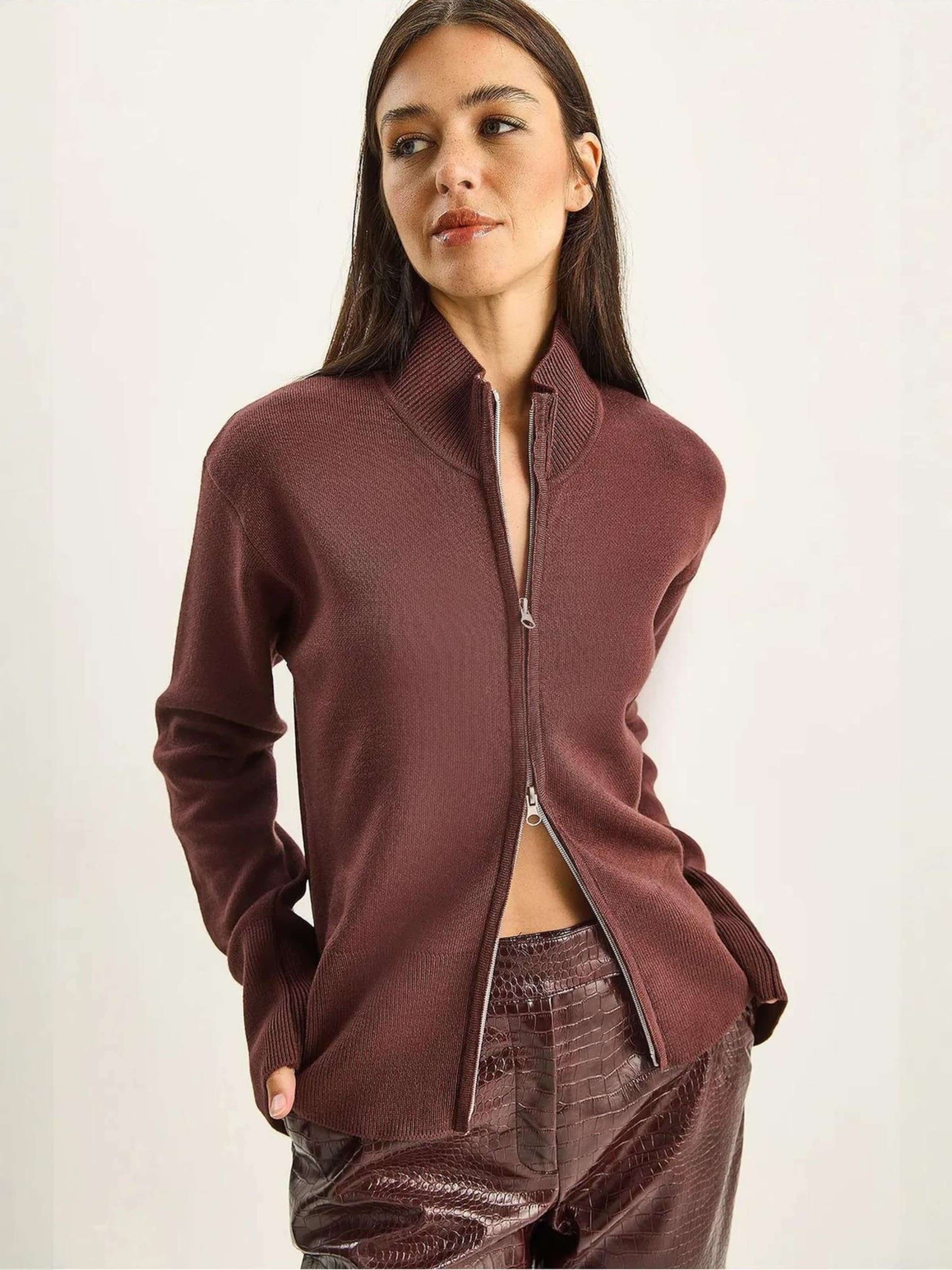 Bianco Lucci Кардиган вязаный в бордовом цвете
Bianco Lucci Кардиган вязаный в бордовом цвете