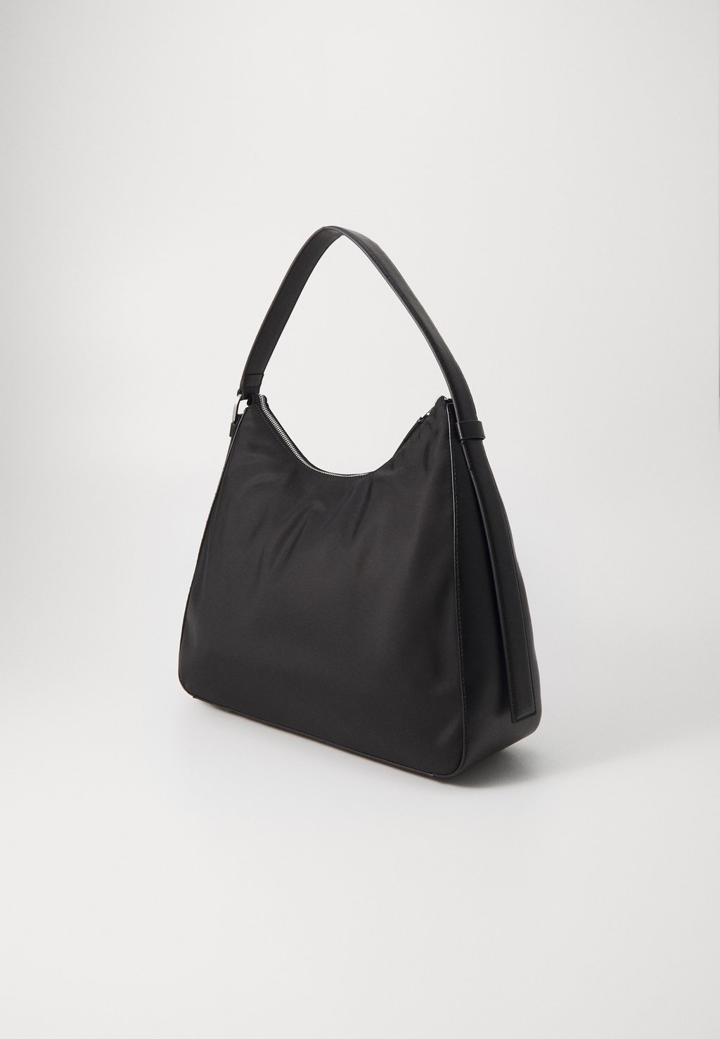 Сумка-тоут SENSE MEDIUM SHOPPER Calvin Klein, черный
Сумка-тоут SENSE MEDIUM SHOPPER Calvin Klein, черный
