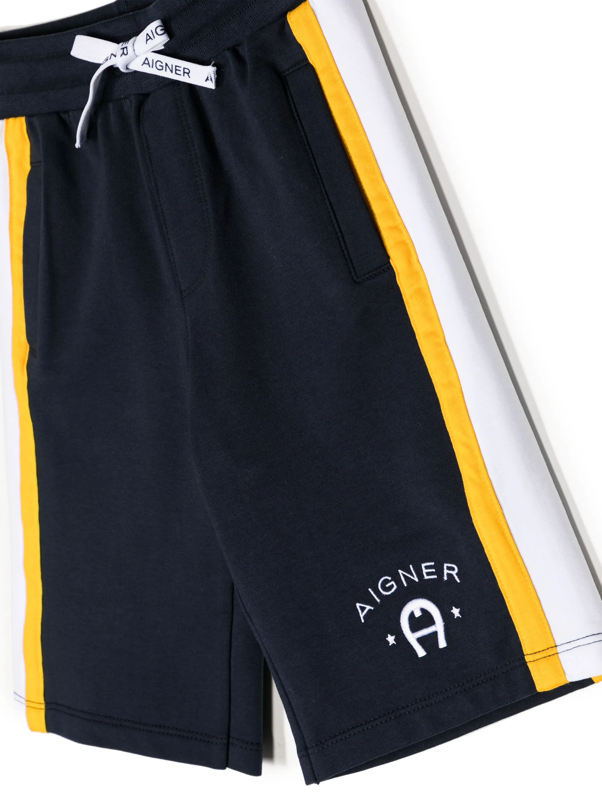 Спортивные шорты с вышитым логотипом и лампасами Aigner Kids, синий
Спортивные шорты с вышитым логотипом и лампасами Aigner Kids, синий