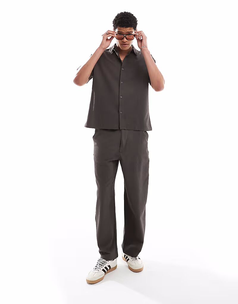 Брюки Bershka plisse co-ord в цвете charcoal 
Брюки Bershka plisse co-ord в цвете charcoal