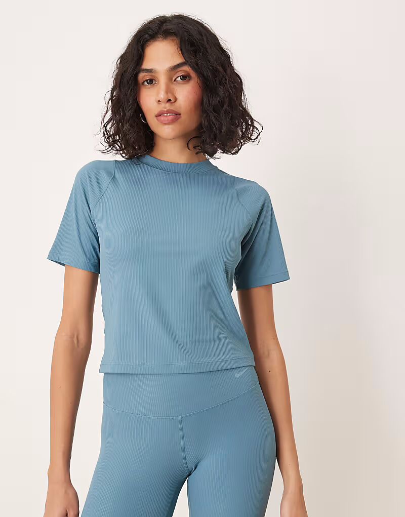 Ребристый топ Nike Training Zenvy Dri-FIT синего цвета
Ребристый топ Nike Training Zenvy Dri-FIT синего цвета