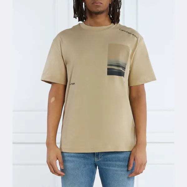 Футболка стандартного кроя с рисунком на спине Serenity Calvin Klein, бежевый 
Футболка стандартного кроя с рисунком на спине Serenity Calvin Klein, бежевый