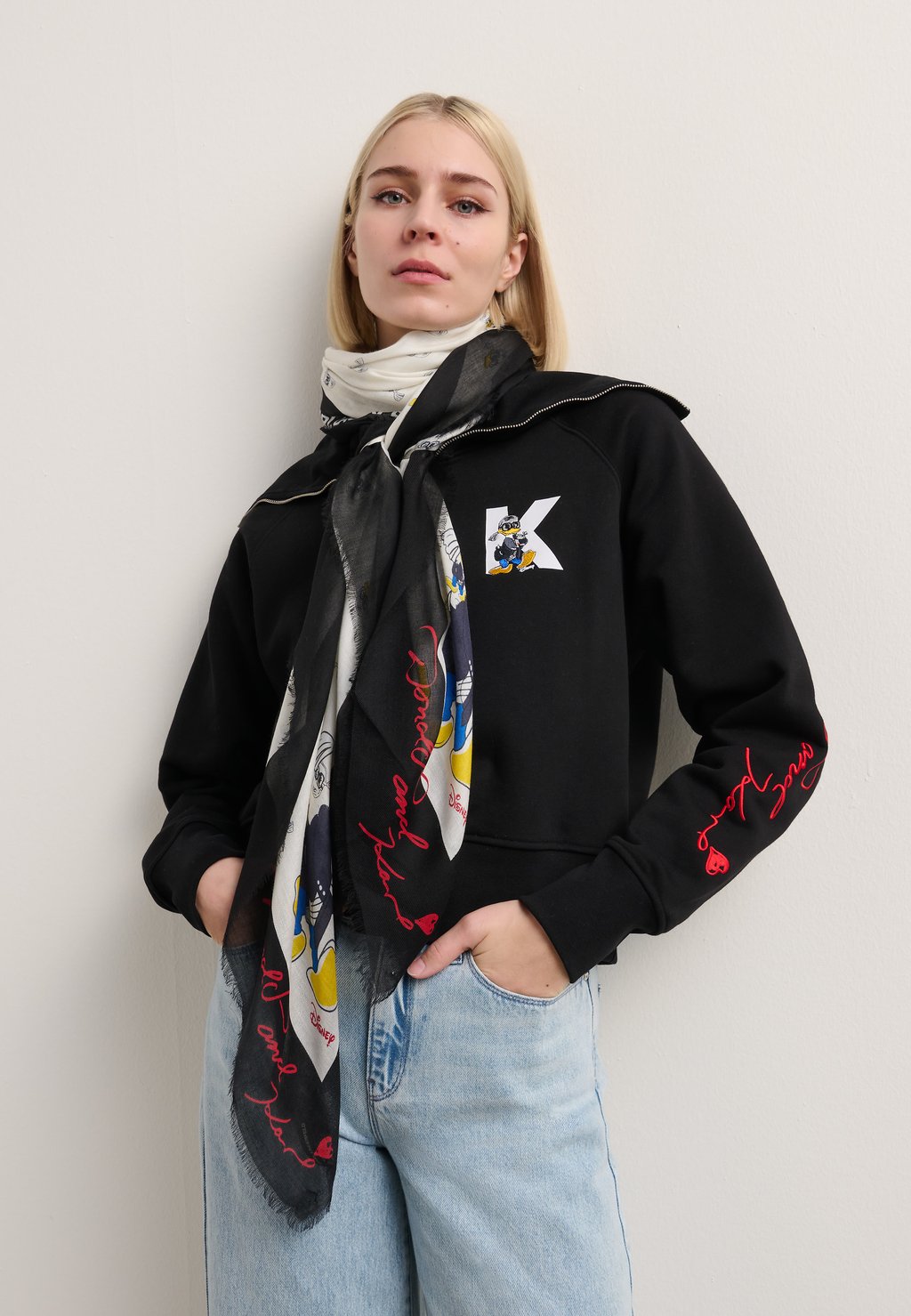 Шарф DISNEY SCARF KARL LAGERFELD, белый 
Шарф DISNEY SCARF KARL LAGERFELD, белый