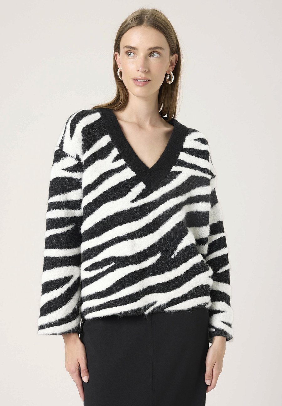 Джемпер Soaked in Luxury SLSOREA V-NECK PULLOVER, Black And White Animal/Black
Джемпер Soaked in Luxury SLSOREA V-NECK PULLOVER, Black And White Animal/Black