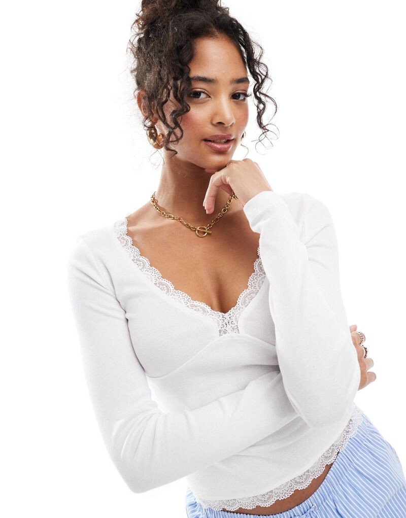 Белый топ с длинными рукавами, кружевной отделкой и V-образным вырезом ASOS DESIGN
Белый топ с длинными рукавами, кружевной отделкой и V-образным вырезом ASOS DESIGN