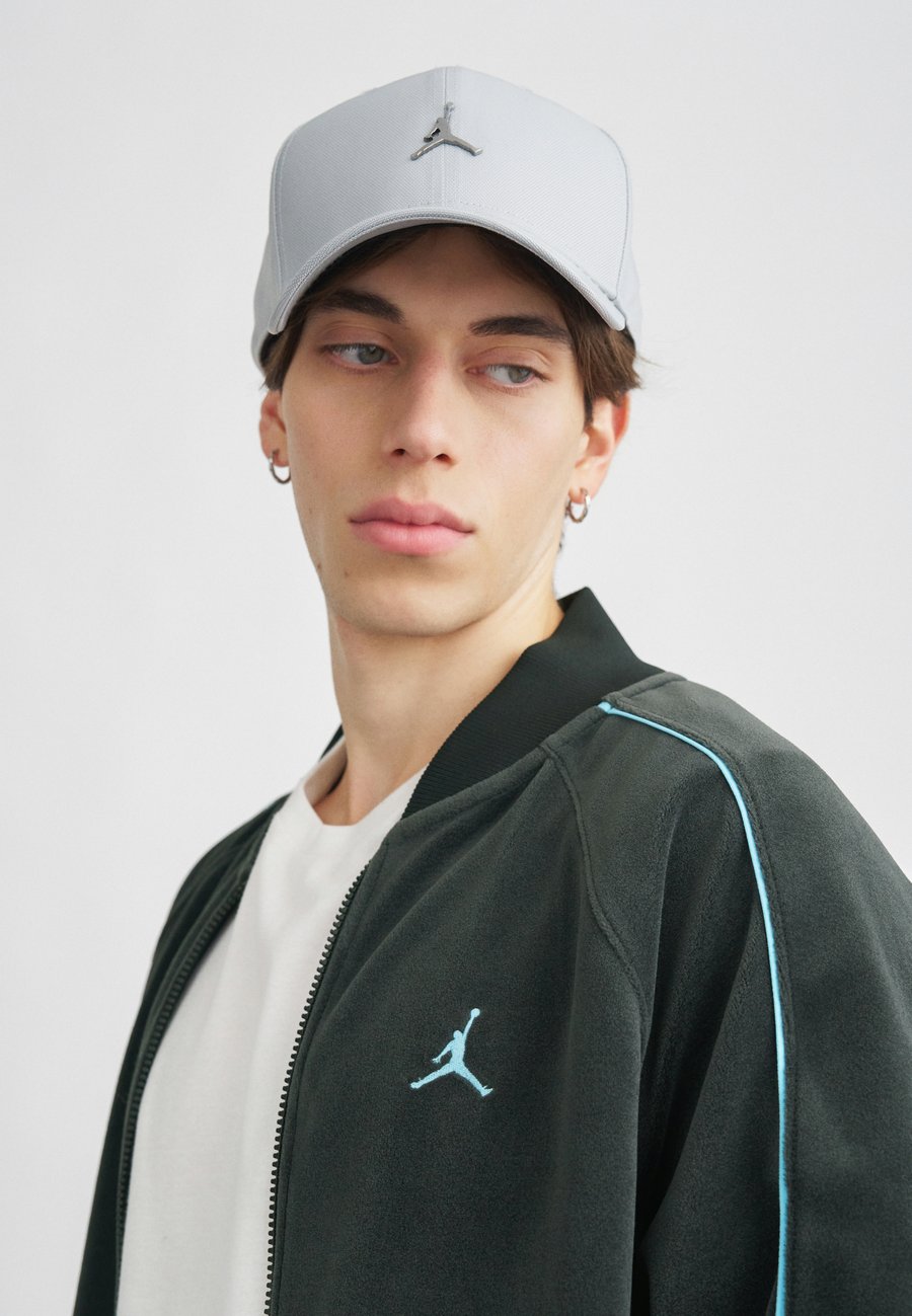 Толстовка Jordan TRACK , Black/Blue Chill/Black
Толстовка Jordan TRACK , Black/Blue Chill/Black