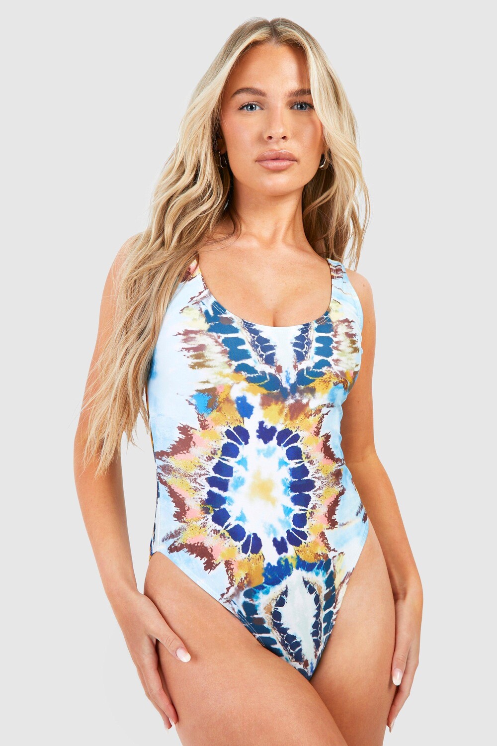 Купальник с глубоким вырезом в стиле тай-дай boohoo, синий
Купальник с глубоким вырезом в стиле тай-дай boohoo, синий