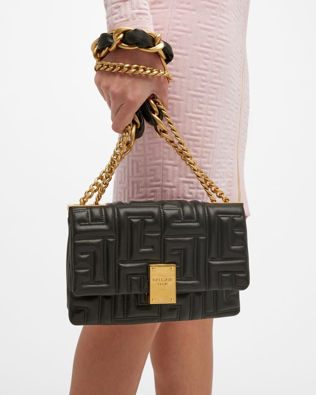Маленькая мягкая сумка через плечо 1945 из стеганой кожи с монограммой Balmain, цвет Noir
Маленькая мягкая сумка через плечо 1945 из стеганой кожи с монограммой Balmain, цвет Noir