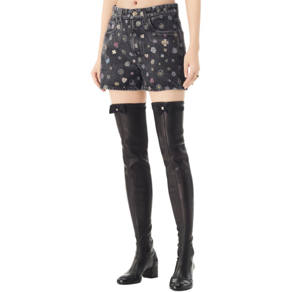 CHANEL Женские джинсовые шорты серого цвета
CHANEL Женские джинсовые шорты серого цвета