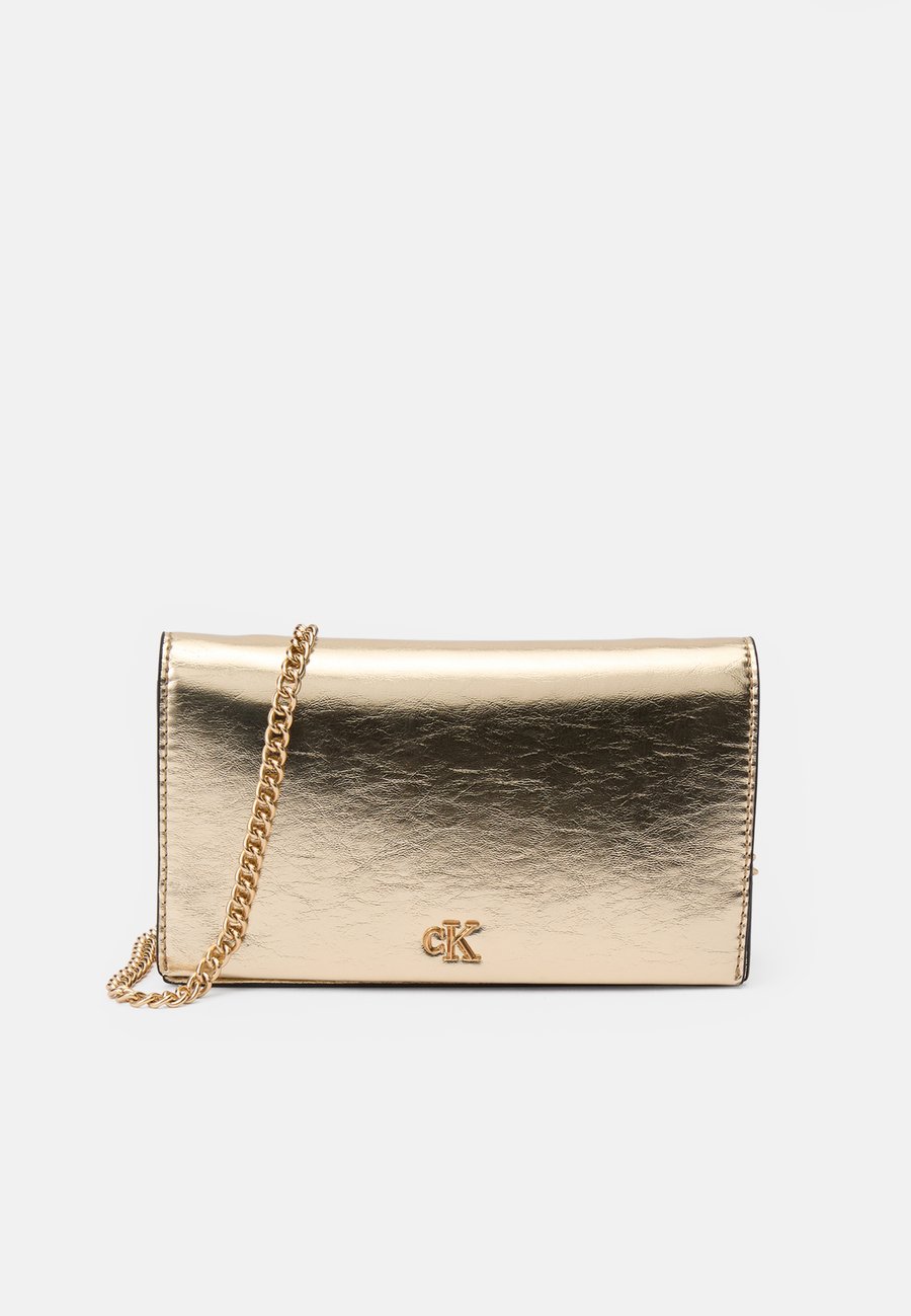 Клатч Calvin Klein METALLIC WALLET ON CHAIN, Gold-Coloured
Клатч Calvin Klein METALLIC WALLET ON CHAIN, Gold-Coloured