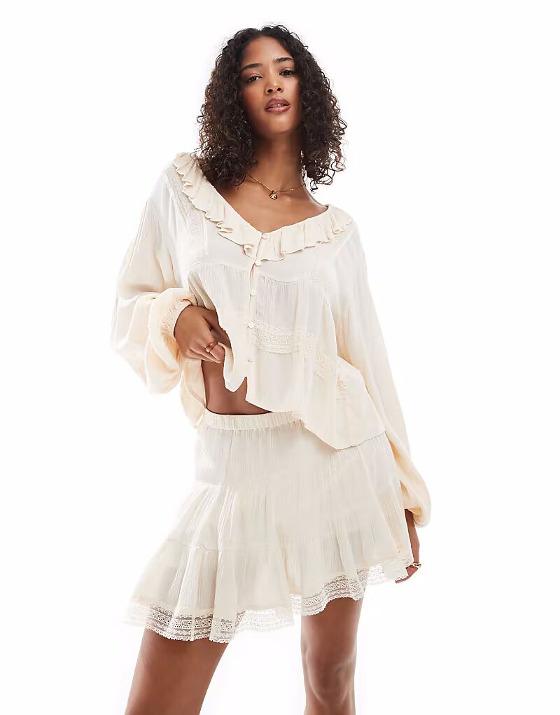 Многоярусная мини-юбка Pull&Bear цвета экрю с кружевной отделкой, комплект
Многоярусная мини-юбка Pull&Bear цвета экрю с кружевной отделкой, комплект